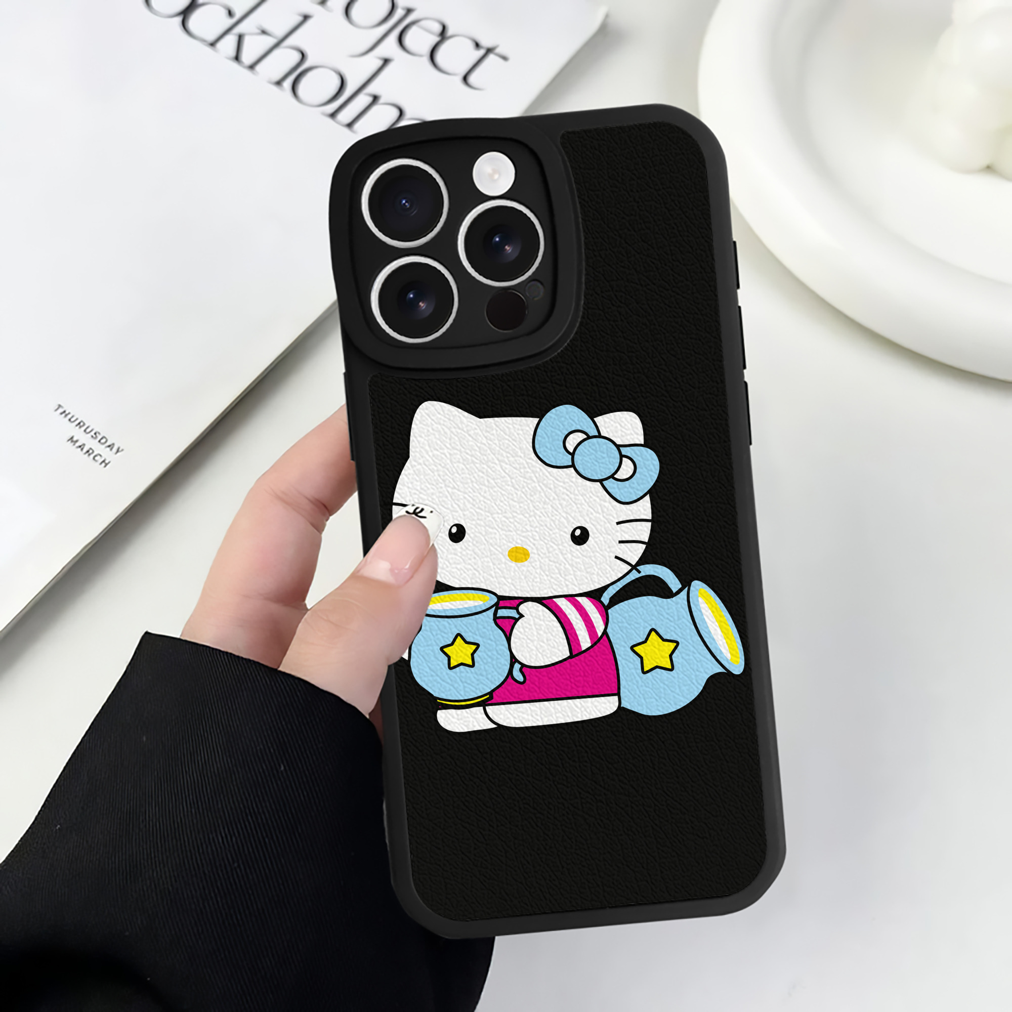 （画像用） Hello Kitty ハローキティ 【iPhone 16シリーズ対応】シリコンスマホケース（レザー調） 材質：シリコン
